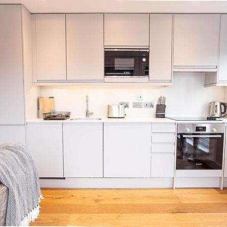 Two Bed Flat With Wrap Around Terrace Near Legoland, Windsor, Tube Station Apartment Слау Екстериор снимка