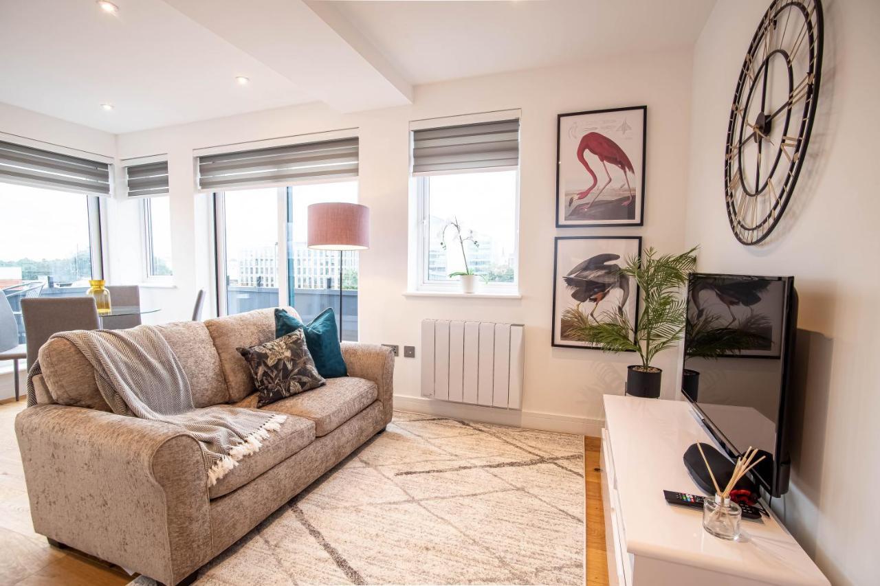 Two Bed Flat With Wrap Around Terrace Near Legoland, Windsor, Tube Station Apartment Слау Екстериор снимка
