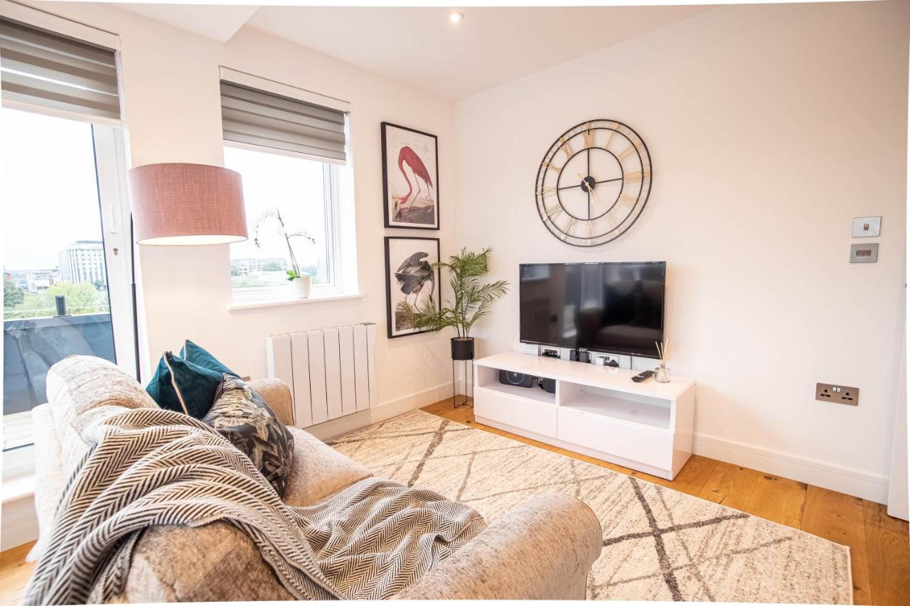 Two Bed Flat With Wrap Around Terrace Near Legoland, Windsor, Tube Station Apartment Слау Екстериор снимка