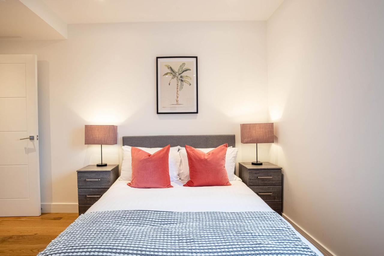 Two Bed Flat With Wrap Around Terrace Near Legoland, Windsor, Tube Station Apartment Слау Екстериор снимка