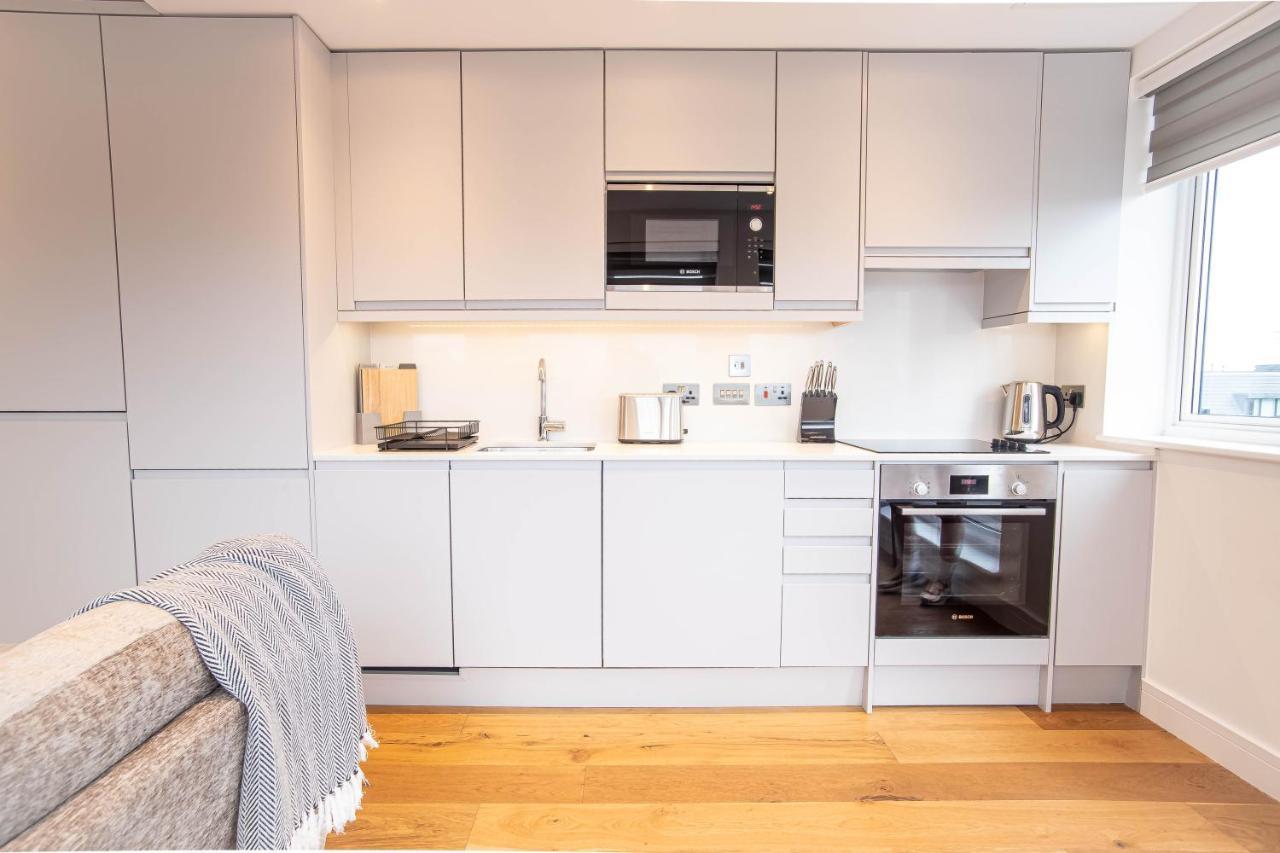 Two Bed Flat With Wrap Around Terrace Near Legoland, Windsor, Tube Station Apartment Слау Екстериор снимка